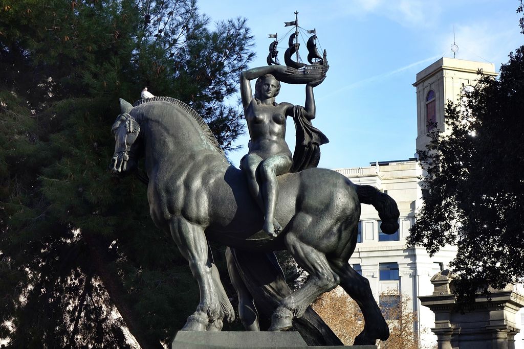 Escultura Barcelona, de Frederic Marès, a la plaça de Catalunya