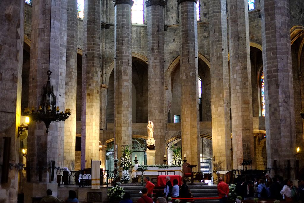 Església de Santa Maria del Mar. Interior de la nau. Altar i absis