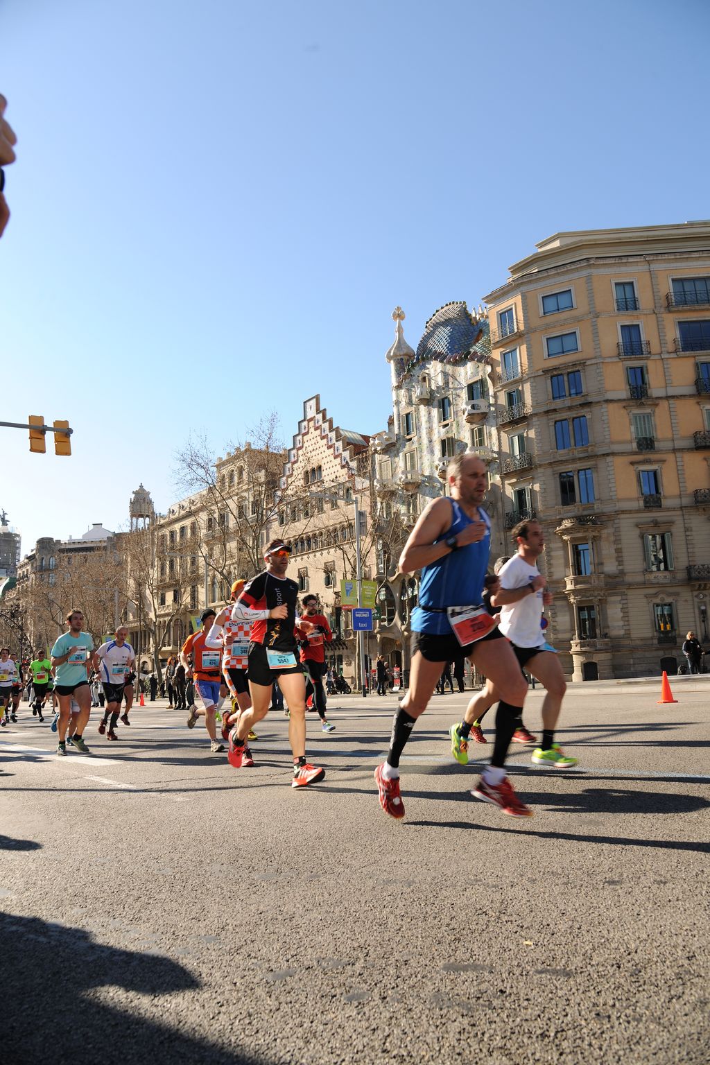 Marató de Barcelona 2015. Corredors per passeig de Gràcia cruïlla amb carrer d'Aragó