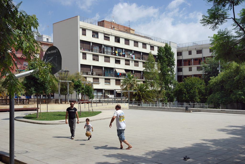 Jardines de la Casa Bloc con una pista de baloncesto