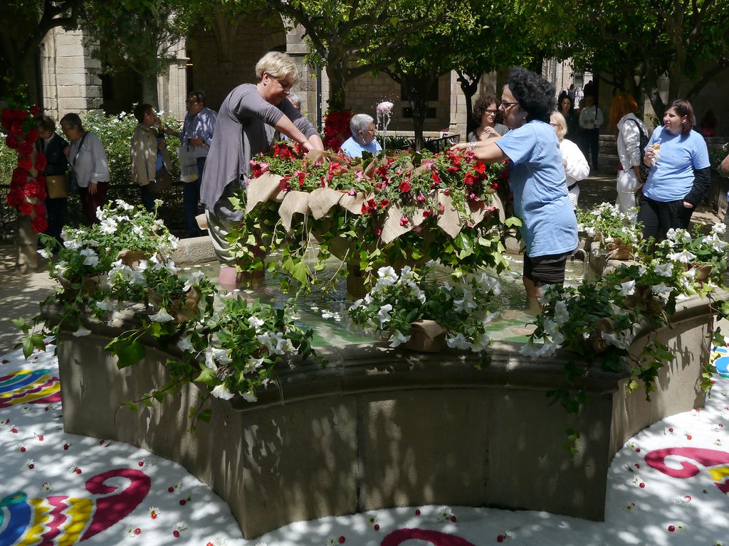 L'ou com balla als jardins de Rubió i Lluch. Dones decorant la font