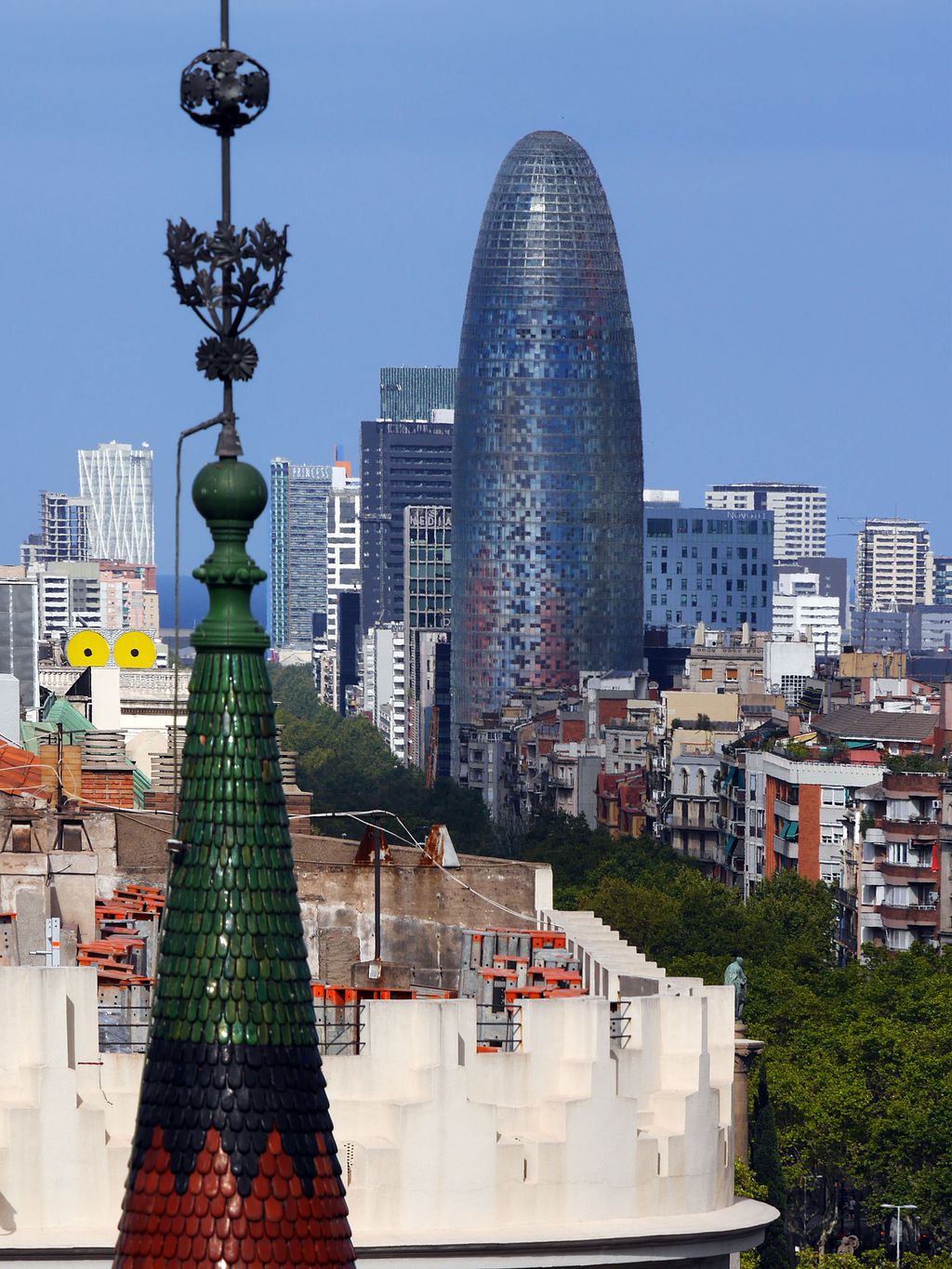 Casa de les Punxes. Detall de l'element de forja que corona les torres