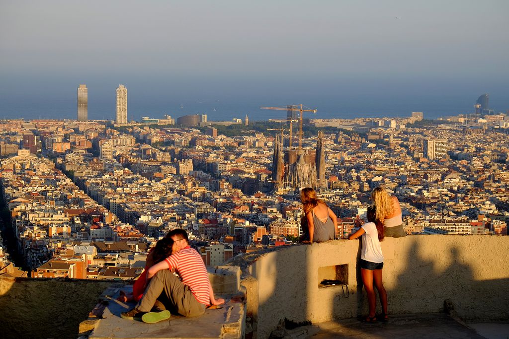 Turó de la Rovira. Visitants gaudint de les vistes de Barcelona des dels búnquers