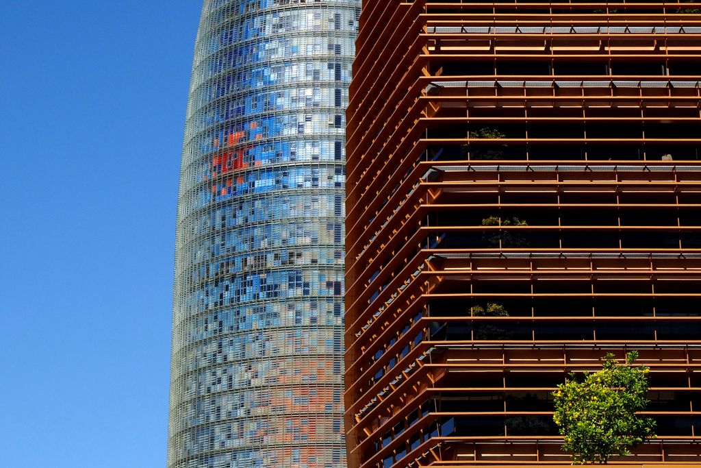 Torre Glòries i edifici de la Direcció de Telecomunicacions i del Sector Audiovisual de la CNMC