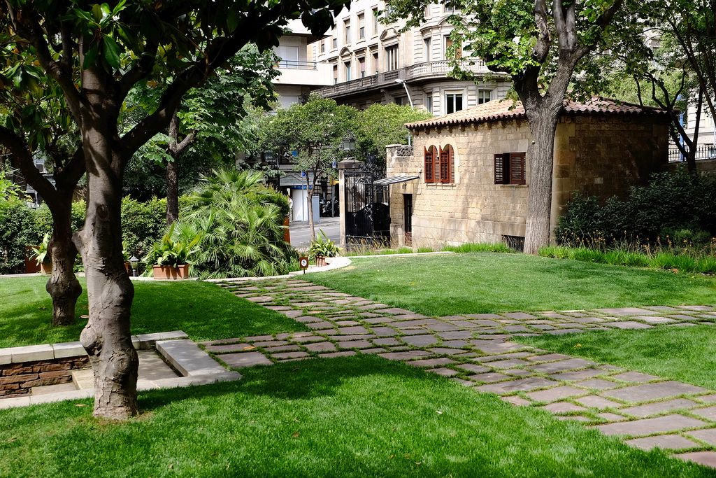Jardins de la Fundació Julio Muñoz Ramonet (Can Fabra). Camins de pedra dels jardins