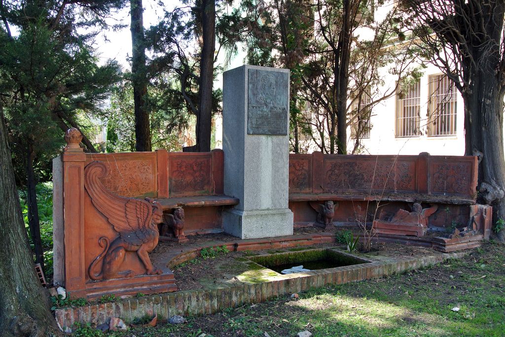 Jardins del Doctor Pla i Armengol. Banc amb figures assíries i una placa commemorativa en homenatge al doctor Pla