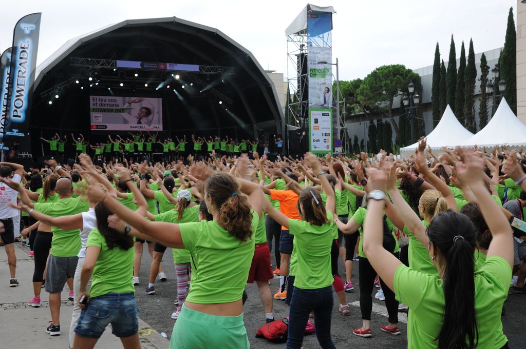 Fitness Day 2014. Públic fent l'exercici que marquen els monitors de l'escenari