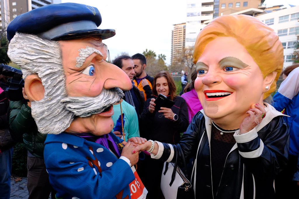 Cursa dels Nassos 2015. El capgròs de l'Home dels Nassos saludant el capgròs de la Grossa de Nadal