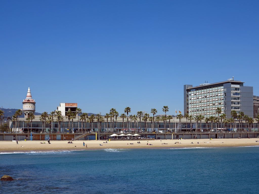 Hospital del Mar, Torre de les Aigües i platja del Somorrostro