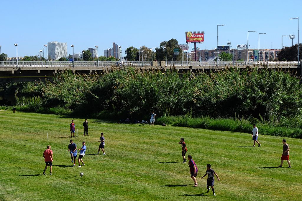 Llera del riu Besòs. Persones jugant a futbol