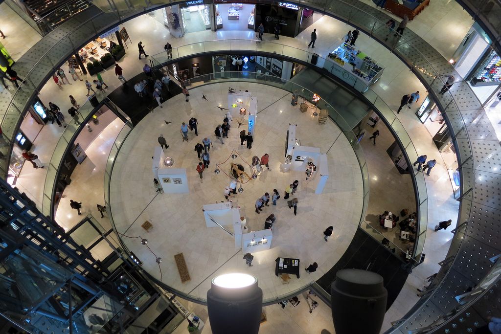 Exposició a l'interior del centre comercial Les Arenes