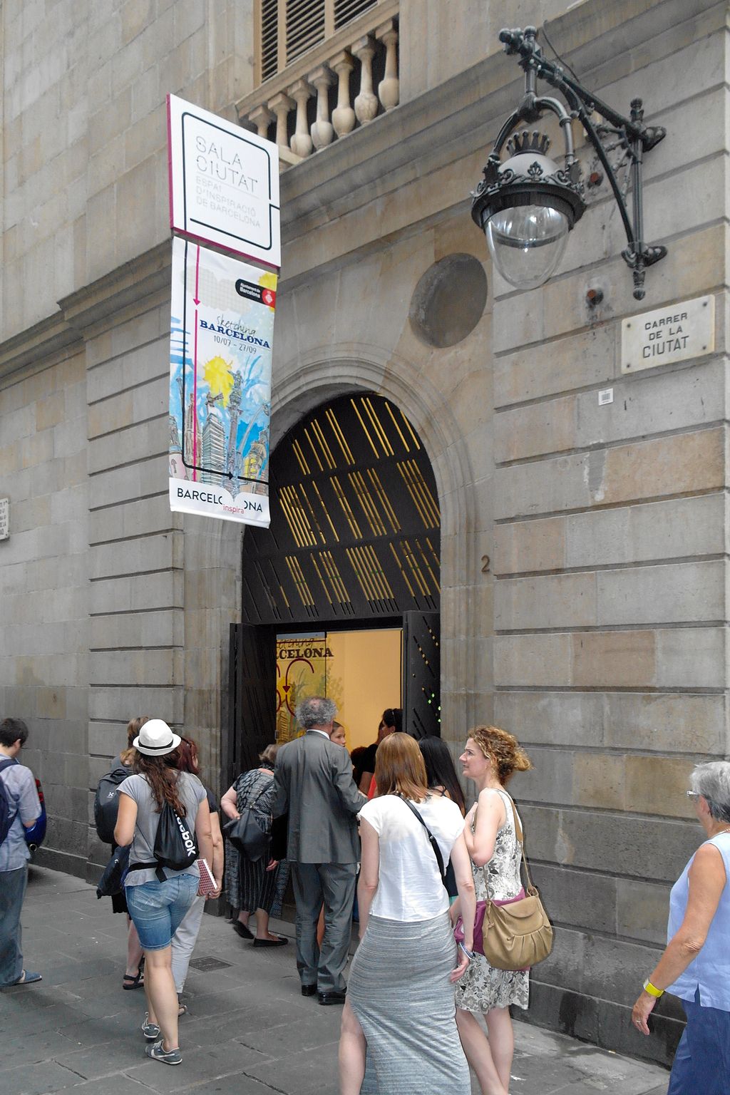 Exposició Sketching Barcelona. Banderola a l'entrada