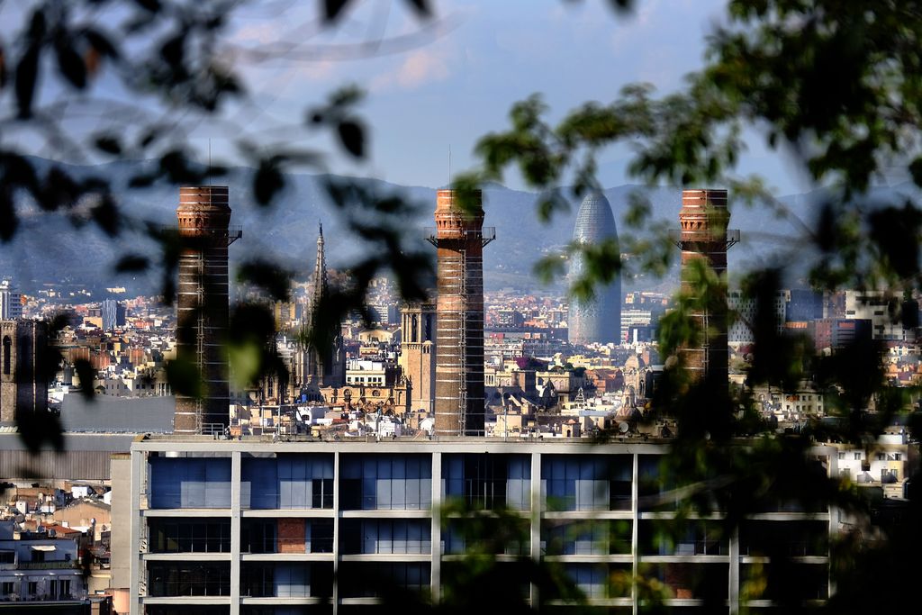 Vista parcial de Barcelona con Les Tres Xemeneies