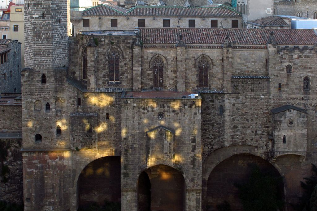 Muralles romana i gòtica al Carrer del Sots tinent Navarro