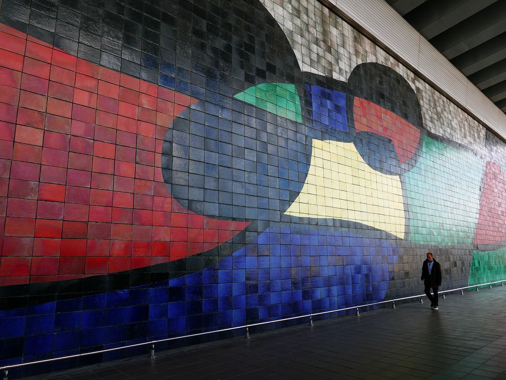 Mural de rajoles ceràmiques de Joan Miró a la Terminal 2 de l'aeroport