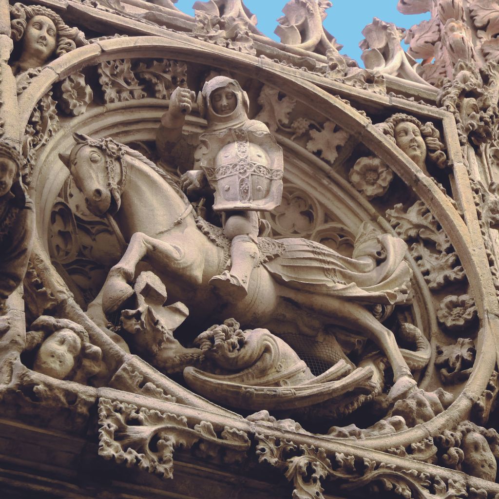 Relleu de Sant Jordi del Palau de la Generalitat al carrer del Bisbe, obra de Pere Joan