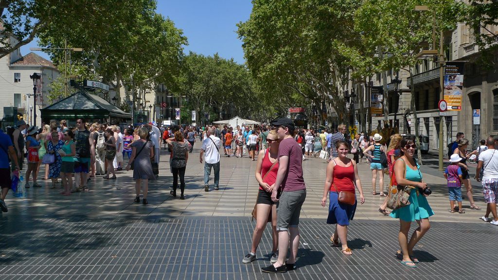 Persones a la rambla de Santa Mònica