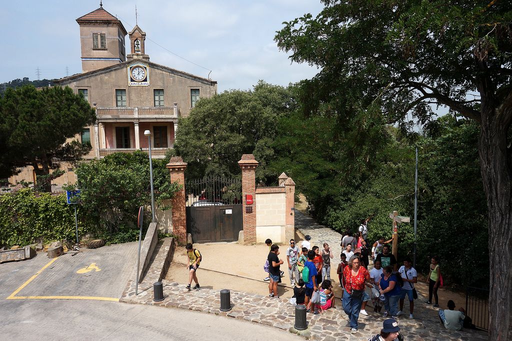 Centre d'Informació de Collserola. Visitants esperant fora de Vil·la Joana