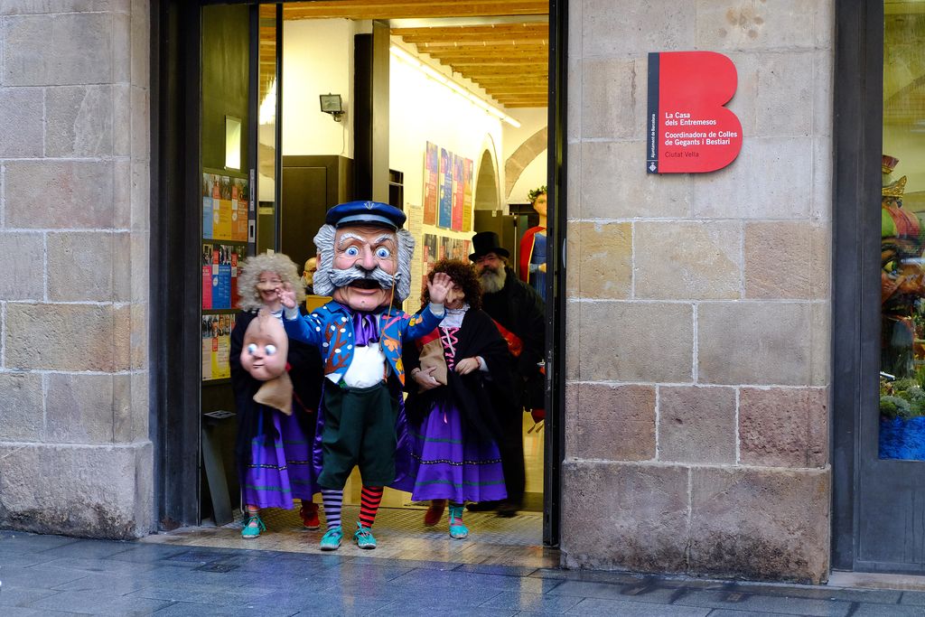 L'Home dels Nassos sortint de la Casa dels Entremesos