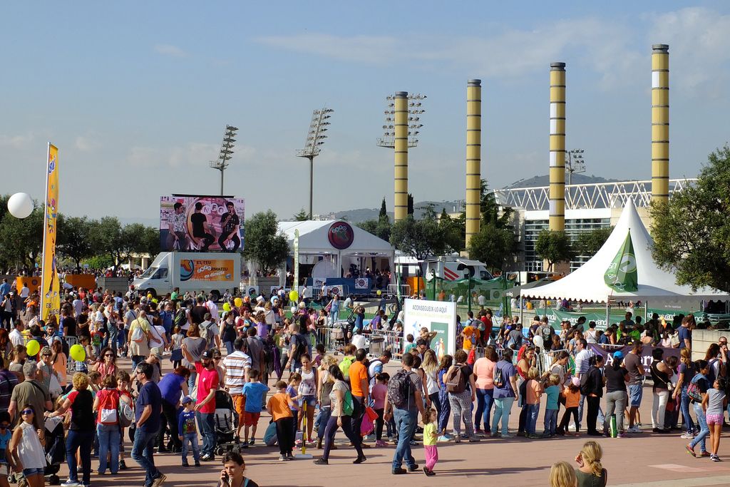 Festa dels Súpers a l'Anella Olímpica. Cues al voltant de l'estadi