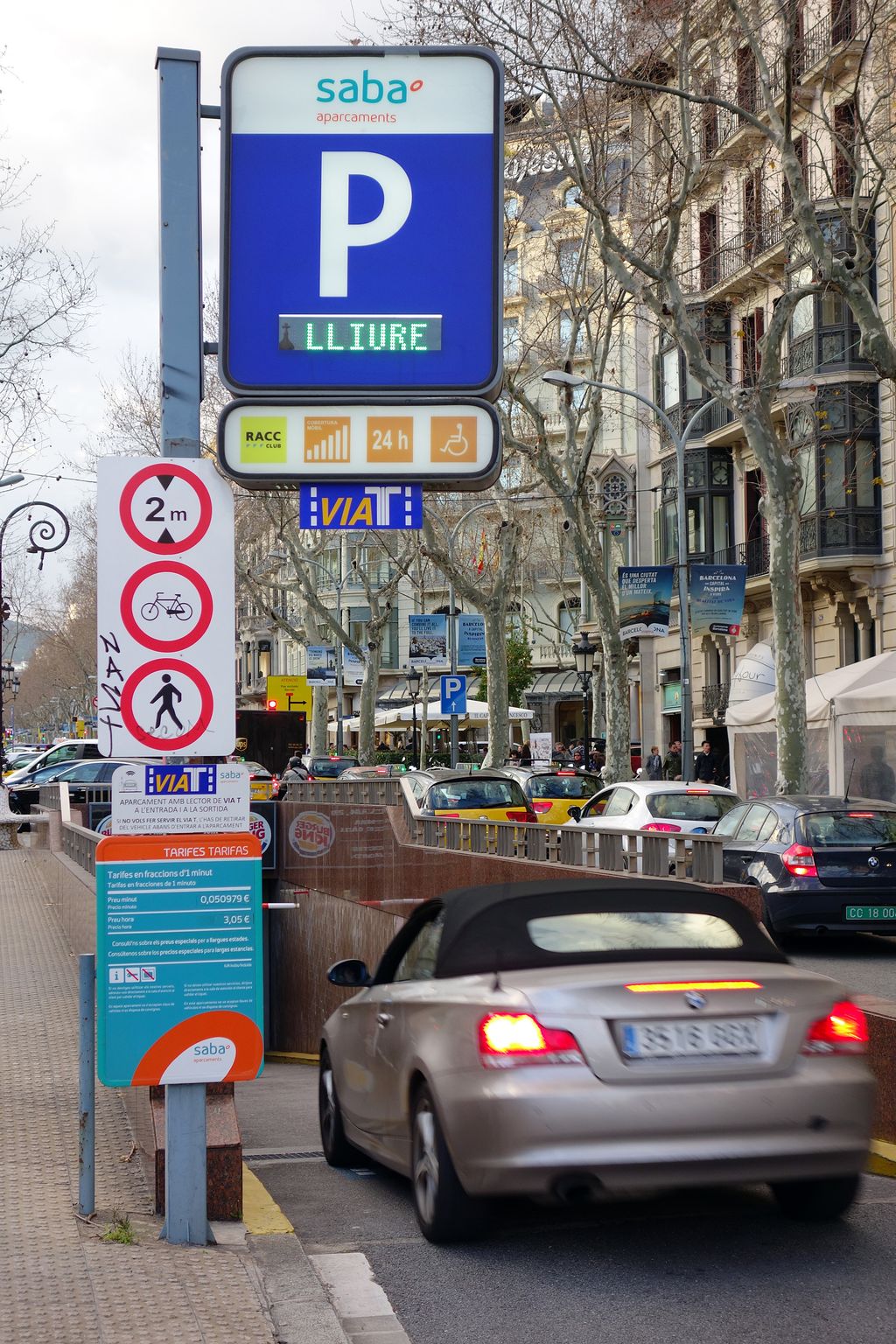 Aparcament al passeig de Gràcia. Rampa d'entrada