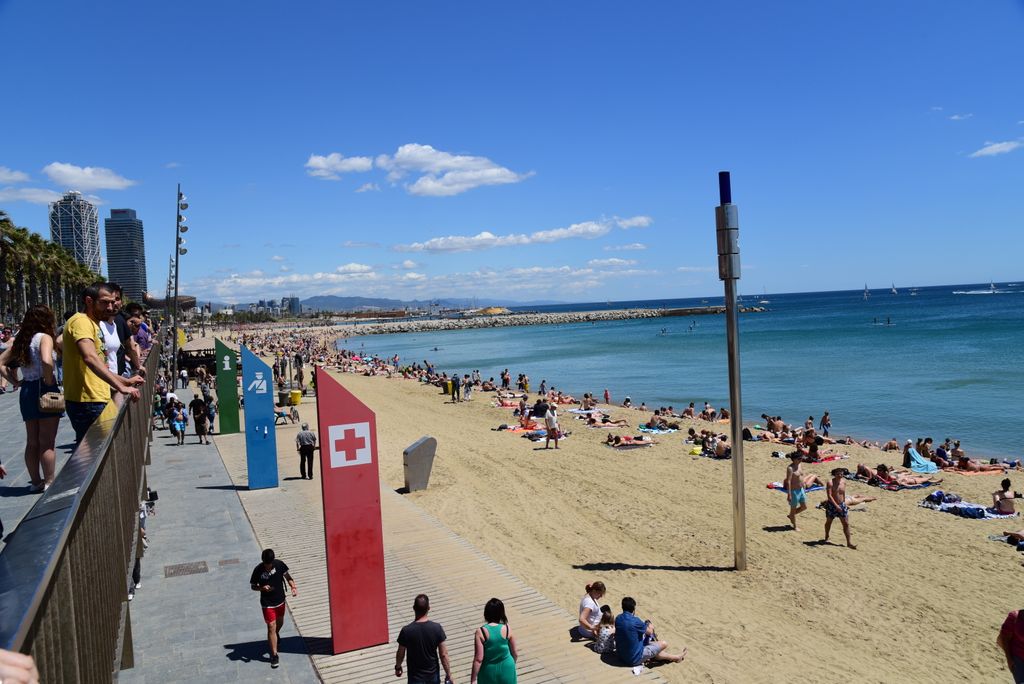 Platja de la Barceloneta. Senyalització de salvament (Creu Roja) i de seguretat