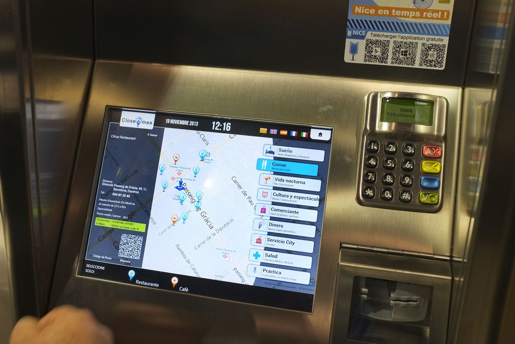 Smart City Expo World Congress 2013. Cabina telefònica amb mapes interactius