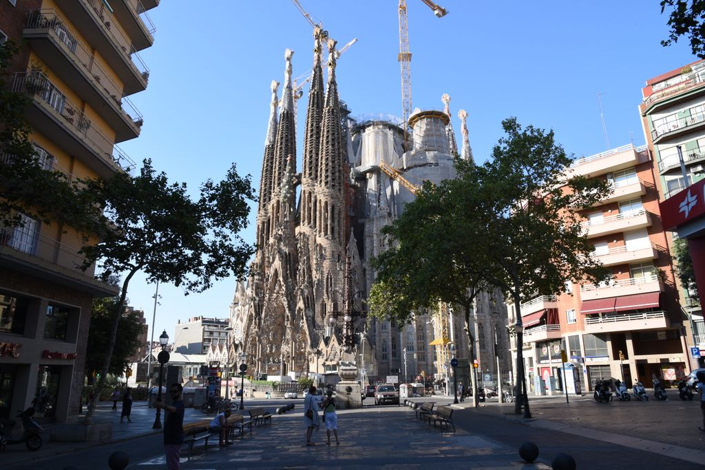Sagrada Familia desde la avenida de Gaudí. Fachada del Nacimiento