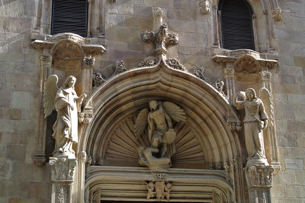 Basílica de la Mercè. Porta lateral decorada amb escultures d'àngels