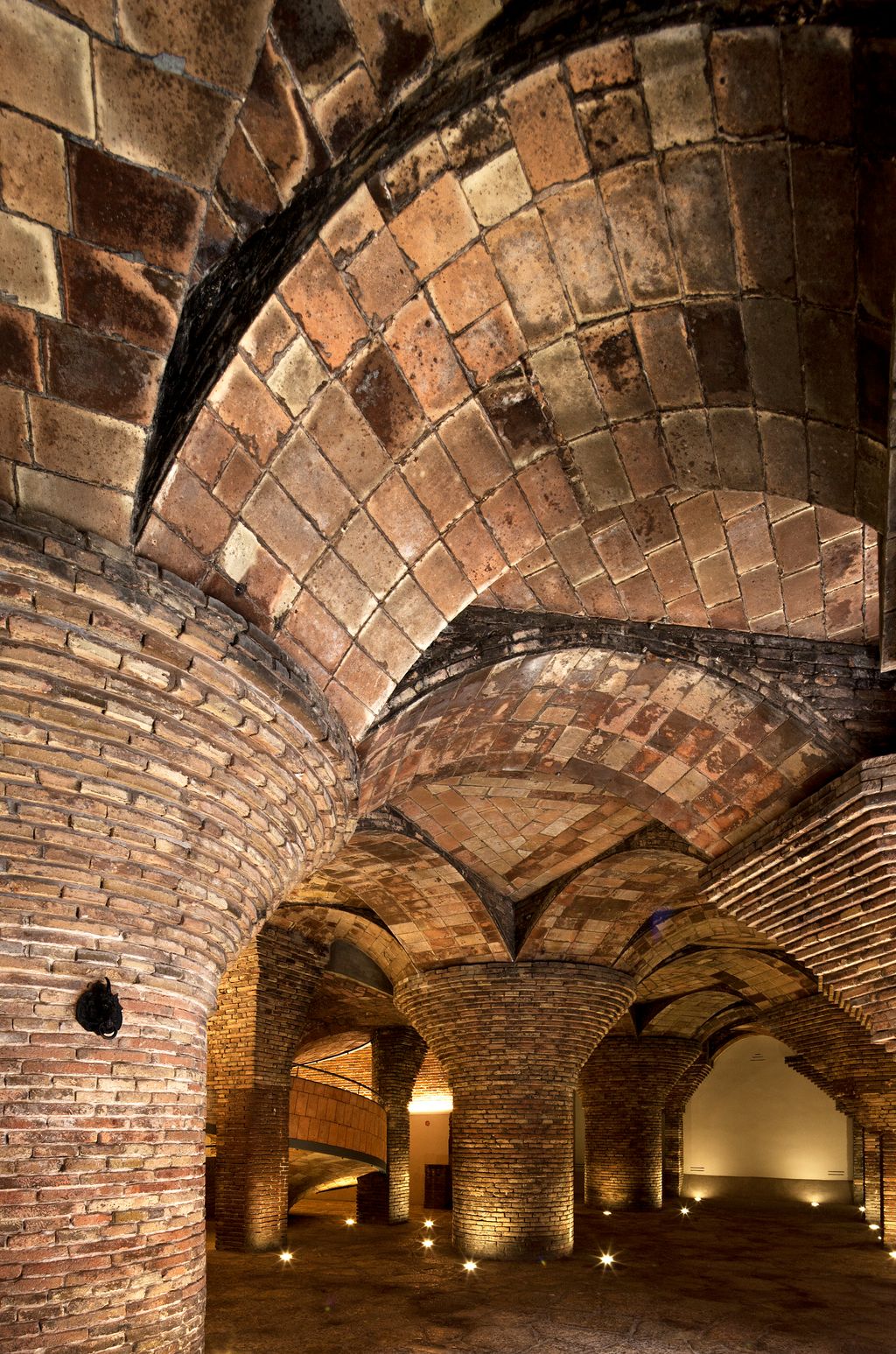 Palau Güell. Columnes fungiformes fetes de maó del soterrani