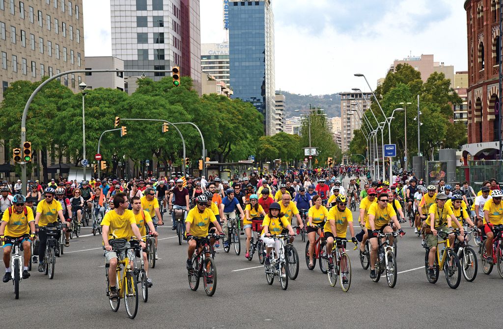 Fiesta de la Bicicleta. Participantes llegando a la plaza de Espanya desde la calle de Tarragona