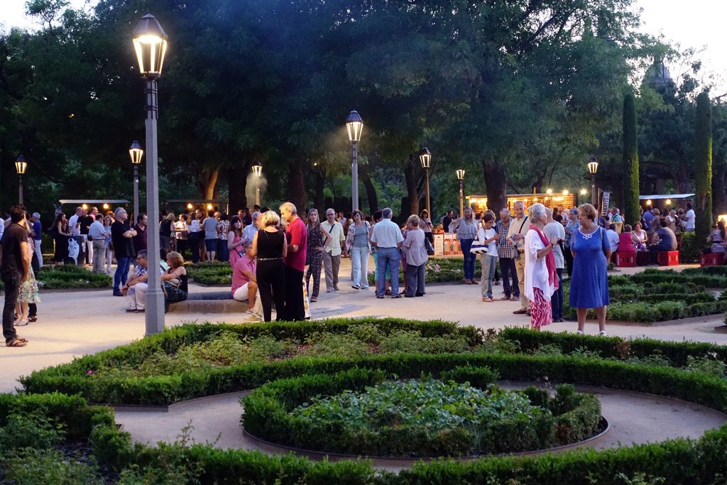 Assistents esperant per entrar a l'espectacle Swing Broadway als jardins del Teatre Grec