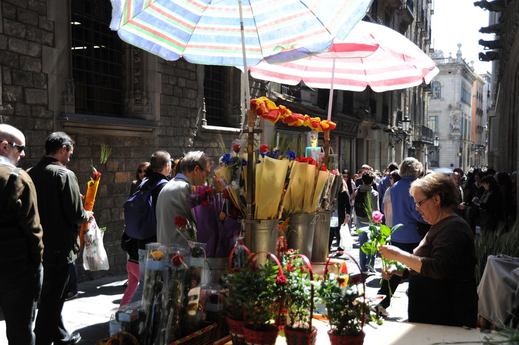 Diada de Sant Jordi 2013. Parades de roses al carrer del Bisbe