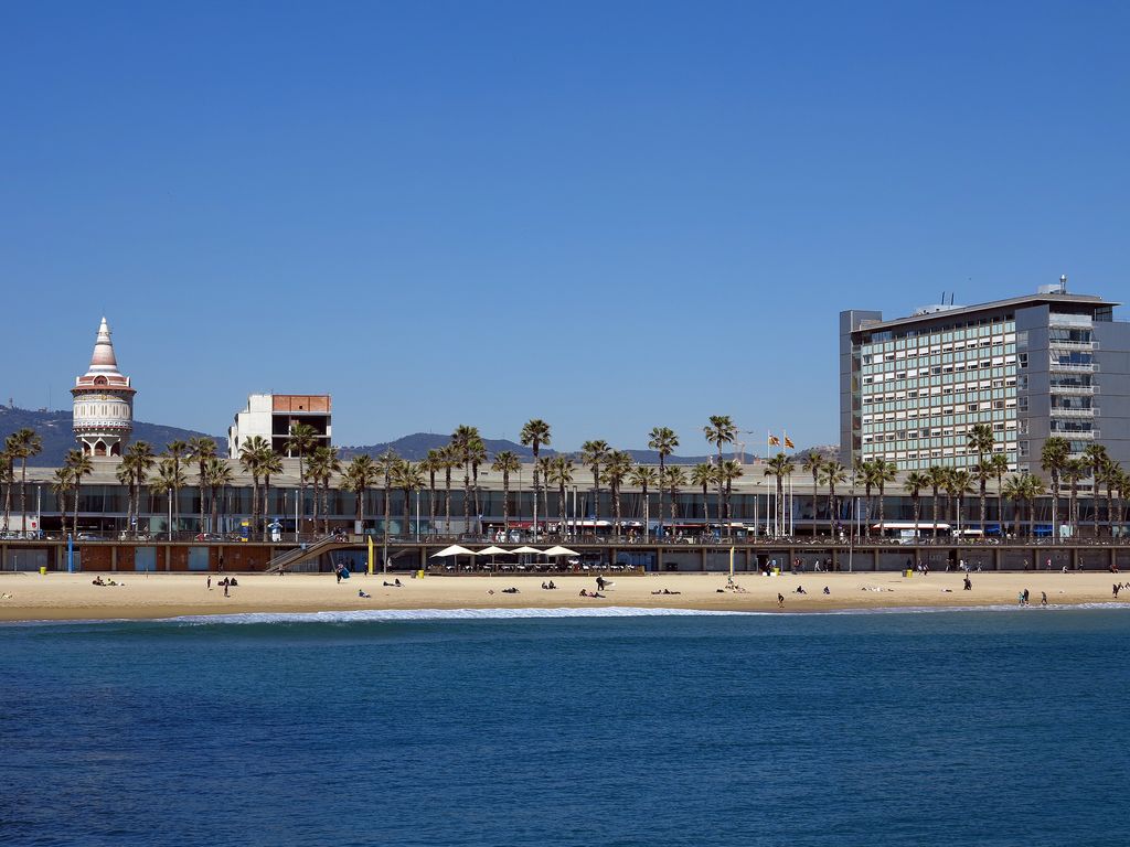 Hospital del Mar, Torre de les Aigües i platja del Somorrostro