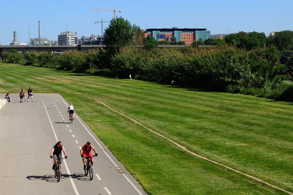 Llera del riu Besòs. Carril bici