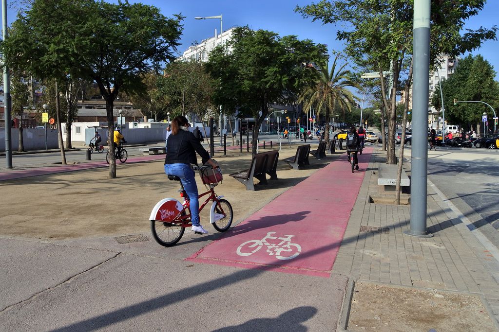 Avinguda Meridiana, tram central entre Glòries i el carrer de València. Carril bici pel passeig central