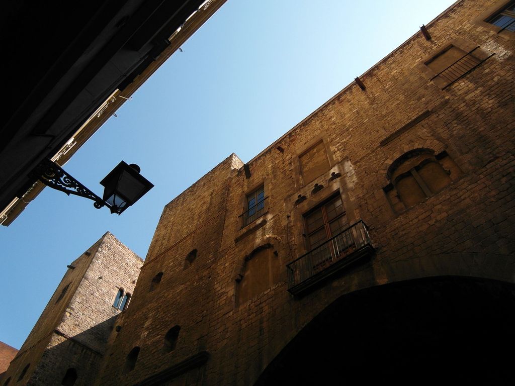 Muralles romana i gòtica a la plaça de Ramon Berenguer el Gran