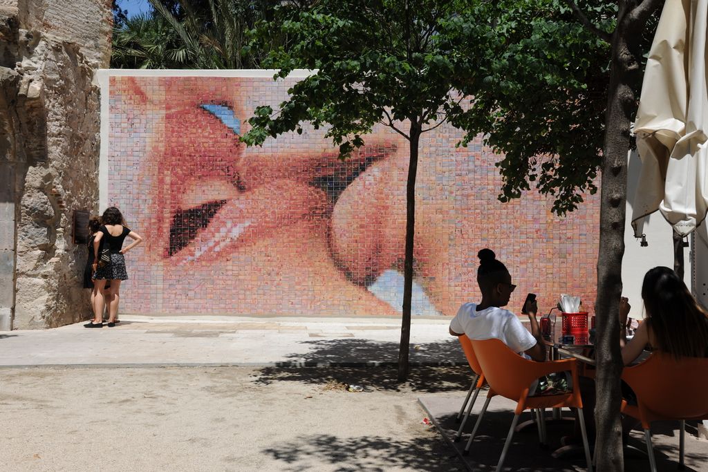 Fotomural "El món neix a cada besada" de Joan Fontcuberta a la plaça d'Isidre Nonell