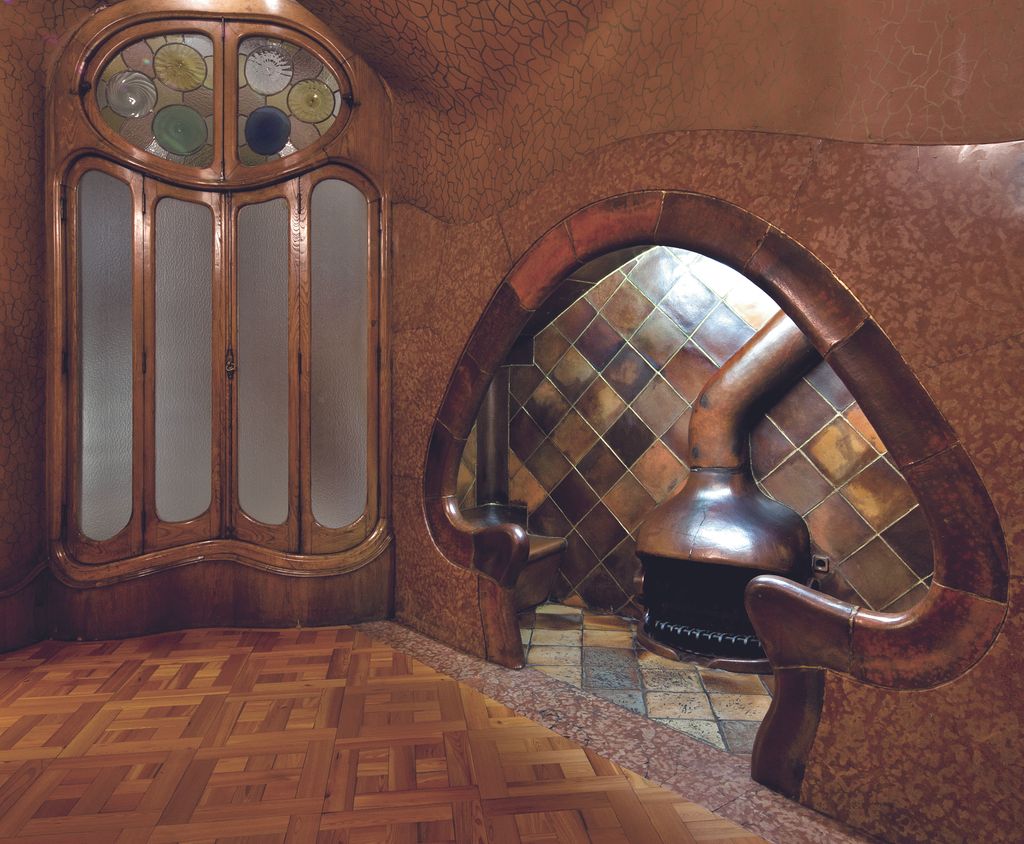 Casa Batlló. Sala amb xemeneia