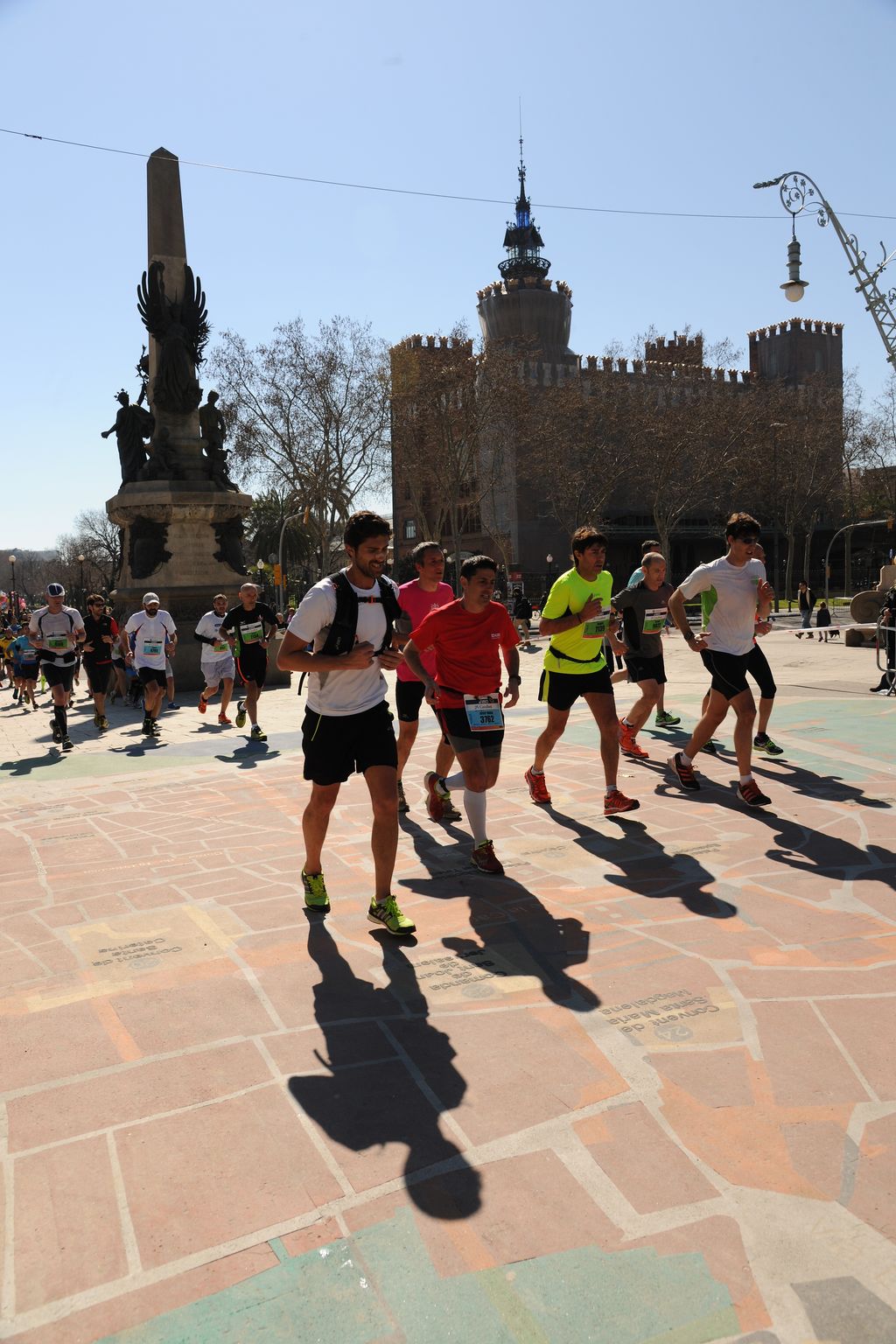 Marató de Barcelona 2015. Corredors sortint del parc de la Ciutadella