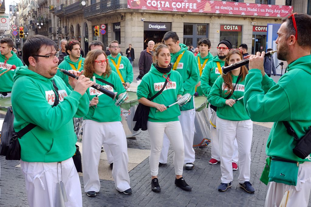 L'Home dels Nassos 2015. Músics del seguici a la plaça de Sant Jaume arribant a la recepció d'autoritats