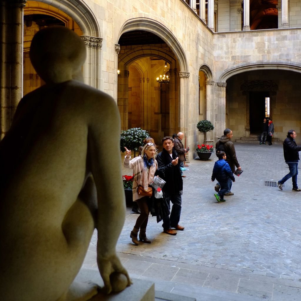 Portes obertes a l'Ajuntament de Barcelona. Pati i escultura La deessa, de Josep Clarà