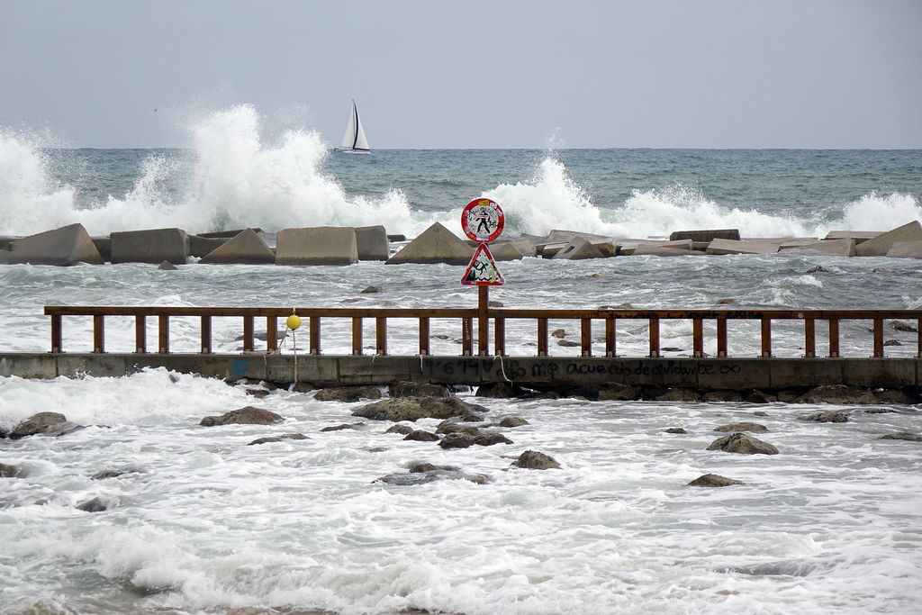 Platja de Sant Sebastià. Trencaonades