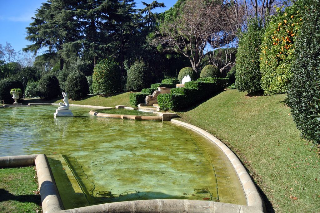 Palau de Pedralbes Estany amb escultures