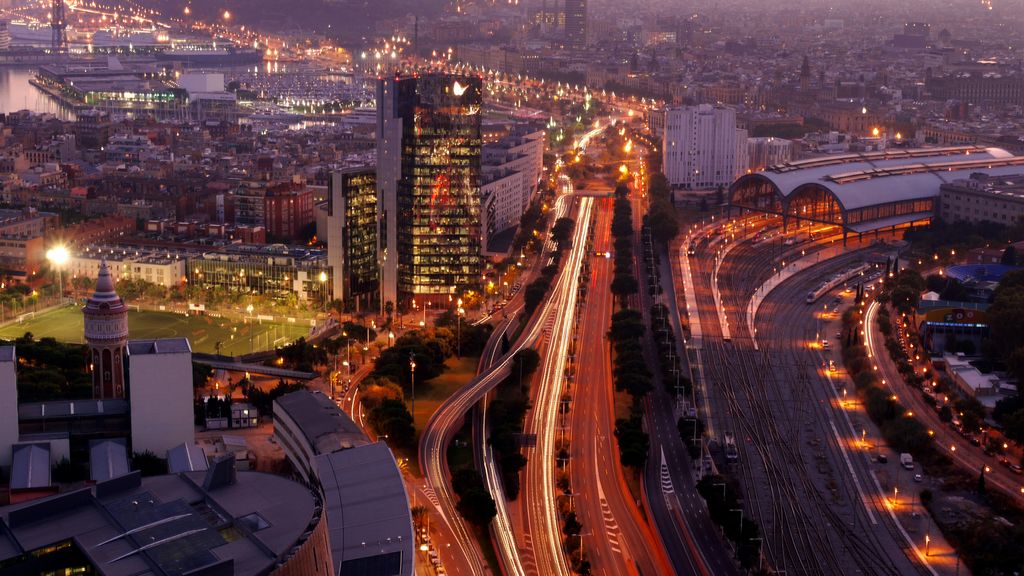 Vista parcial de Barcelona amb l'estació de França i la ronda del Litoral