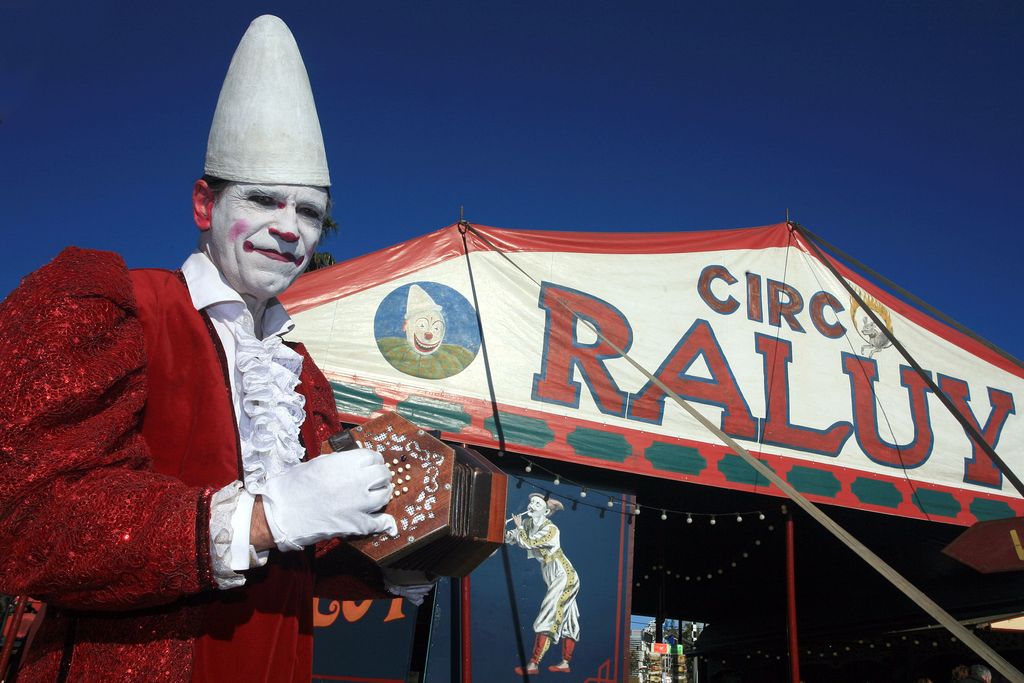 Circ Raluy. Pallasso de cara blanca davant de la carpa