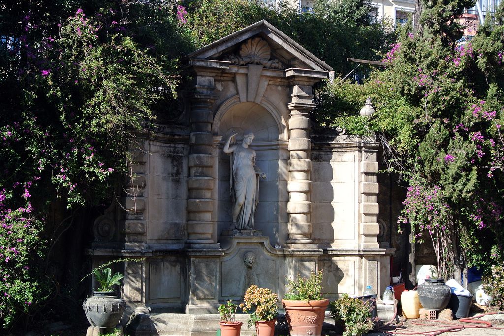 Jardins del Doctor Pla i Armengol. Font amb una escultura d'una dona romana