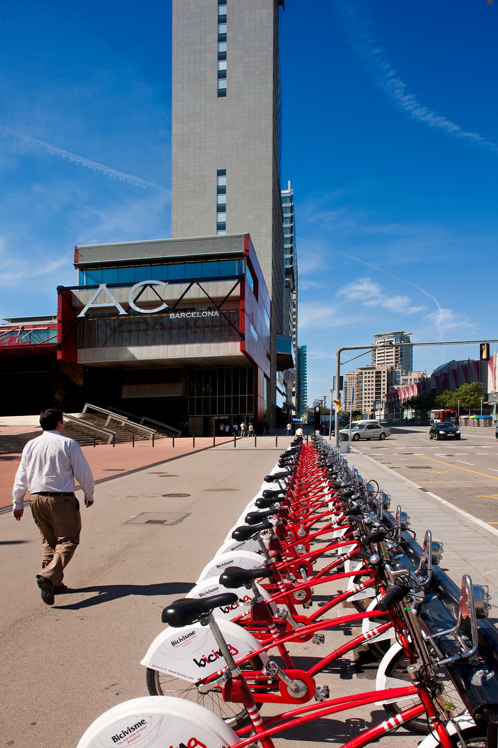 Hotel AC i estació de Bicing