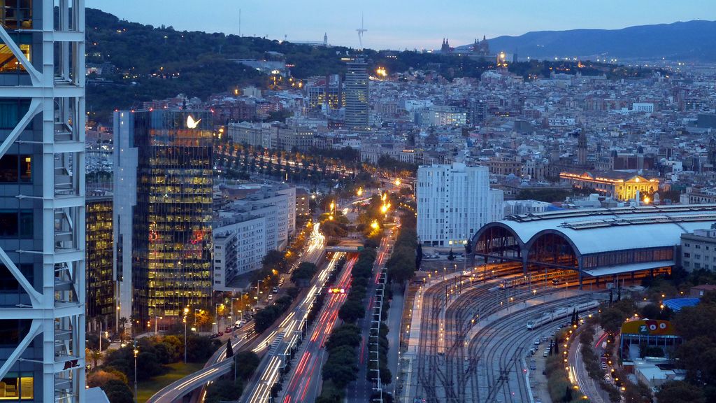 Estació de França des de l'aire. Infraestructures ferroviàries i xarxa viària al voltant