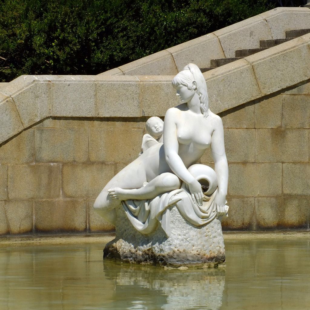 Palauet Albéniz. Escultura Dona amb nen